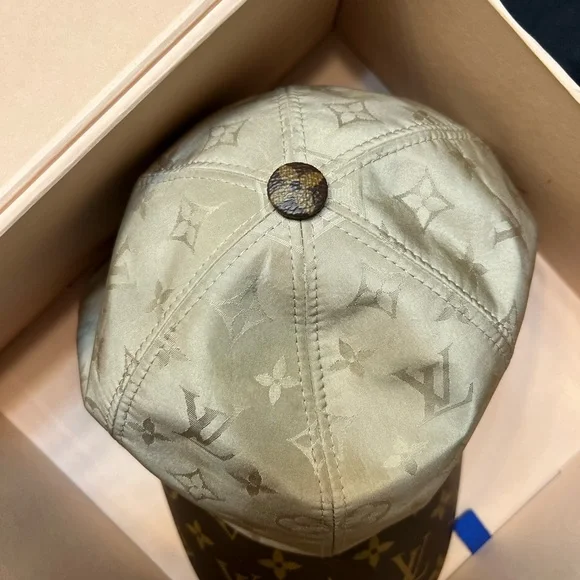 Louis Vuitton hat - Picture 8 of 9